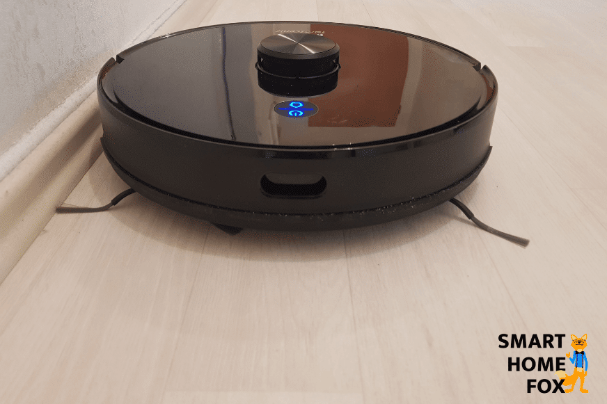 Proscenic M7 Pro cleans along the skirting